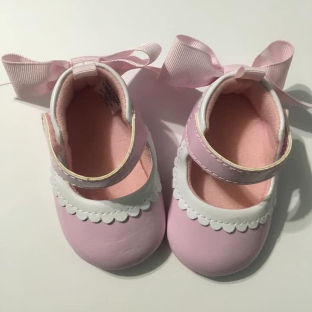 Baby shoes with bows